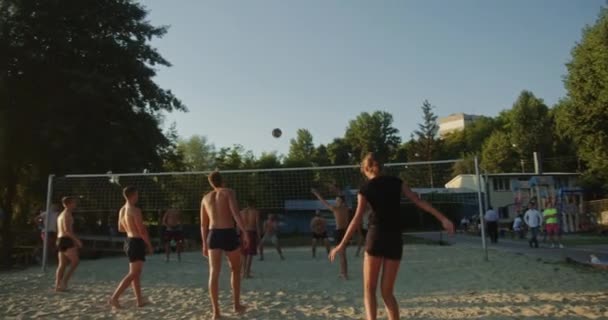 Donna che gioca a beach volley con gli uomini — Video Stock