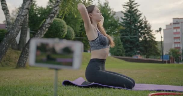 Jovem mulher gravação de vídeo para ioga vlog — Vídeo de Stock