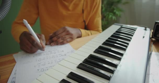 Crop hombre negro tocando música para piano — Vídeos de Stock