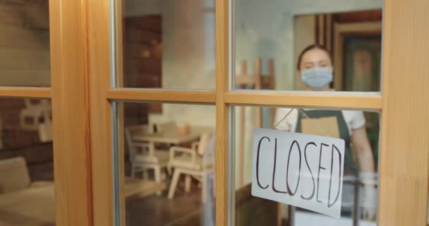 Счастливая официантка, открывающая кафе после пандемии — стоковое видео