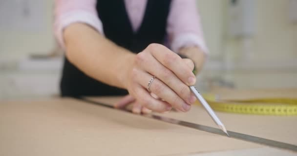 Dressmaker rajz varrás minta műhelyben — Stock videók