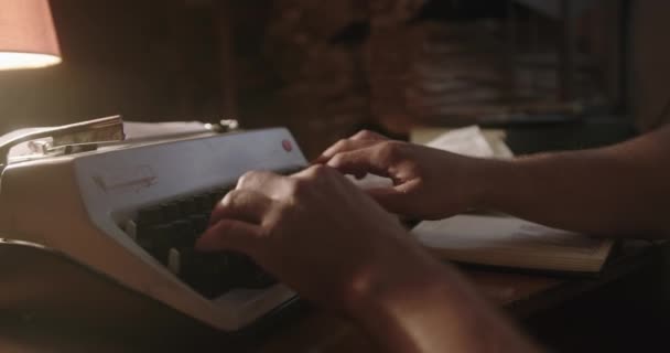 Escritor masculino usando máquina de escrever no escritório — Vídeo de Stock