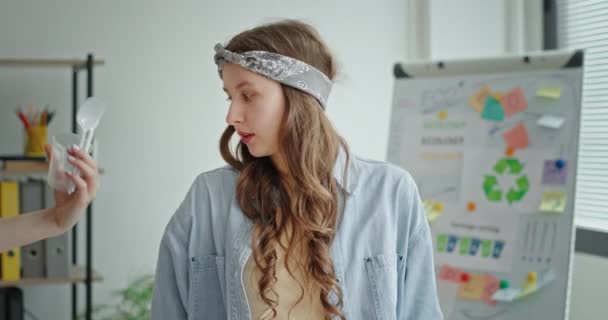 Junge schöne Mädchen trifft eine Wahl verweigert Plastik, Plastik-Utensilien wählt Papierutensilien lächelnd blickt in die Kamera — Stockvideo