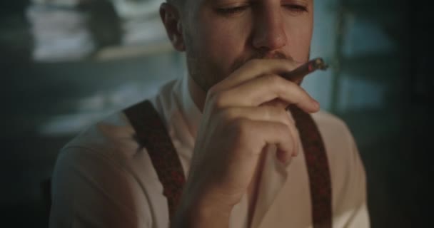 Vintage hombre fumando cigarro en habitación oscura — Vídeo de stock