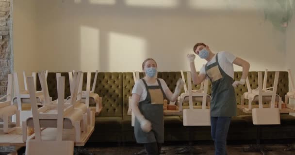 Funcionários de cafetaria em máscaras dançando juntos — Vídeo de Stock