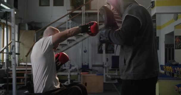 Инвалидный боксер спарринг с тренером — стоковое видео