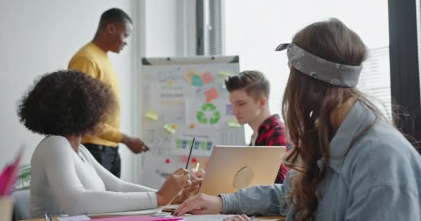 Bespreking van het milieuprobleem multiraciale actieve team van jonge Afro-blanken die werken aan het oplossen van het probleem van de ecologie werken in het kantoor — Stockvideo