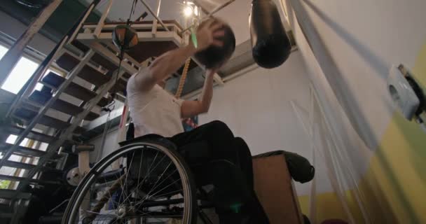障害のあるスポーツマンが壁にボールを投げる — ストック動画