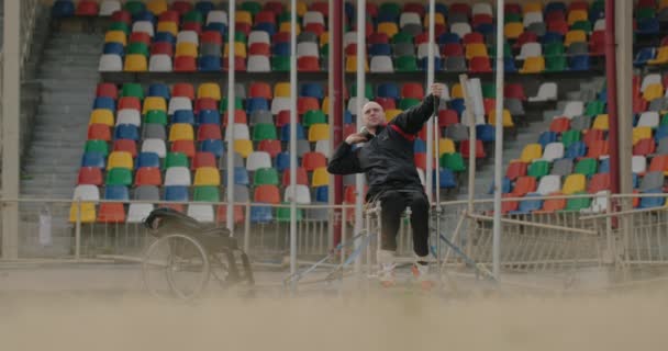 残疾运动员练习射击体育场 — 图库视频影像