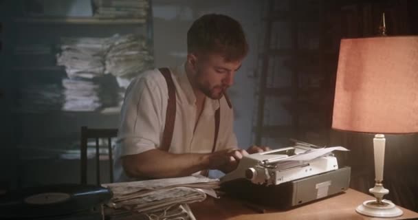 Fumeurs cigare homme jeune écrivain concentré assis à la table axée inspiré écrire un nouveau travail sur une machine à écrire dans les archives au clair de lune de nuit cadre rétro — Video