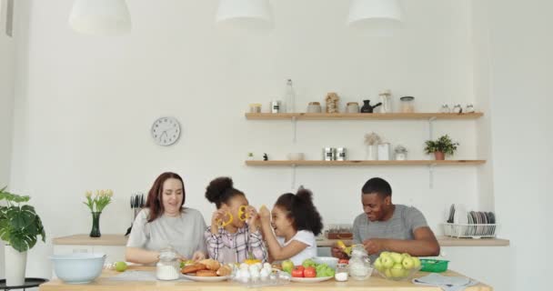 Familia multiétnica divirtiéndose en cocina — Vídeo de stock