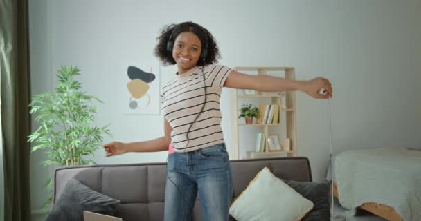 Giovane donna afroamericana che balla a casa — Video Stock