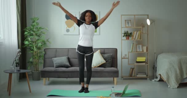 Afro-américaine essayer de faire du yoga à la maison — Video