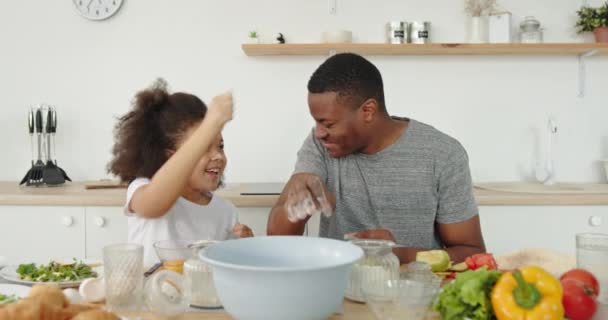 Far och dotter har roligt under matlagning tillsammans — Stockvideo