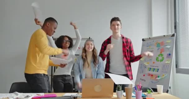 Multiracionális kollégák dobált papírok és tánc — Stock videók