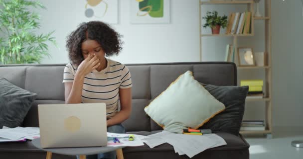 Stanco studente nero facendo i compiti sul divano — Video Stock
