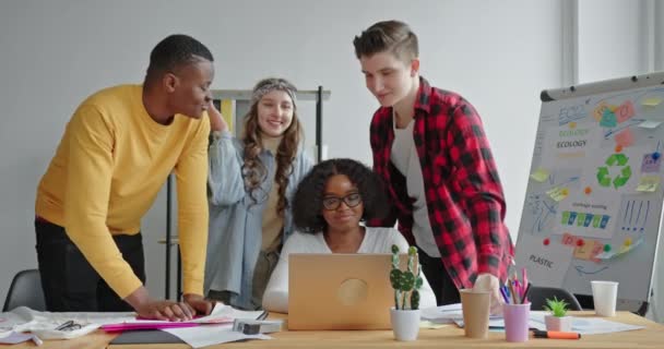 Compañeros multiétnicos apoyando a mujer negra usando laptop — Vídeos de Stock