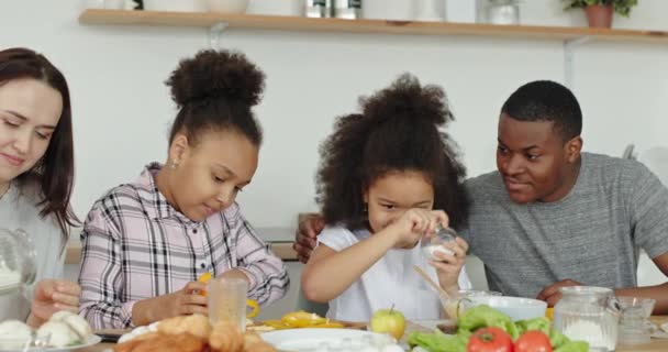 快乐的多种族家庭一起准备早餐 — 图库视频影像