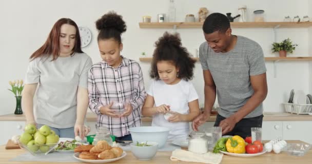 Amare genitori multietnici e bambini che cucinano insieme — Video Stock