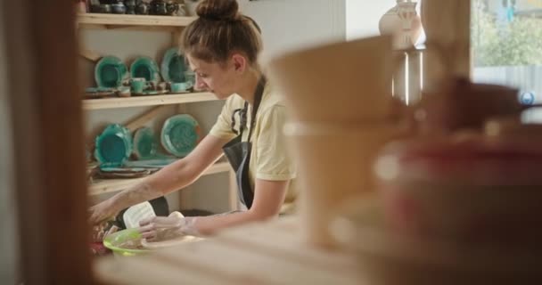 Artisan woman working on pottery wheel — Stock Video