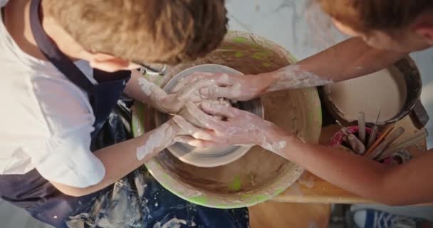 Δάσκαλος διδασκαλία παιδί να κάνει πήλινο δοχείο — Αρχείο Βίντεο