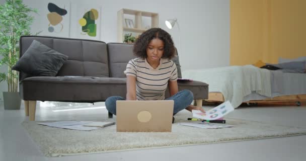 Fokussierte schwarze Frau, die von zu Hause aus arbeitet — Stockvideo