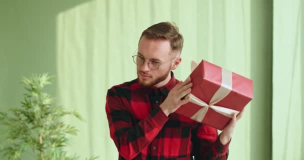 Cheerful man with gift box — Stock Video