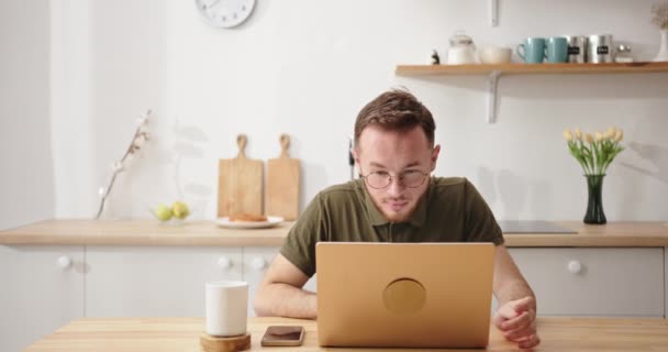 Hombre emocionado leyendo buenas noticias en el ordenador portátil — Vídeos de Stock