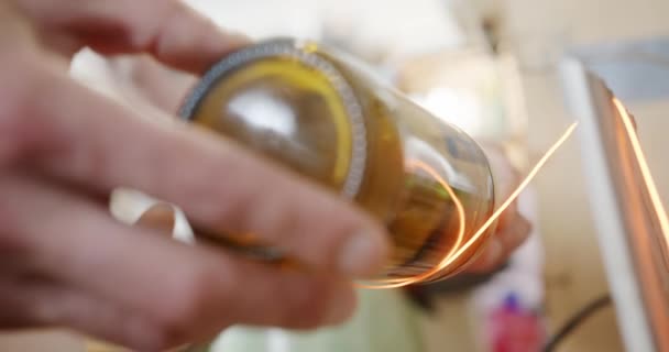 Невідомий майстер різання скляної пляшки з гарячим дротом — стокове відео
