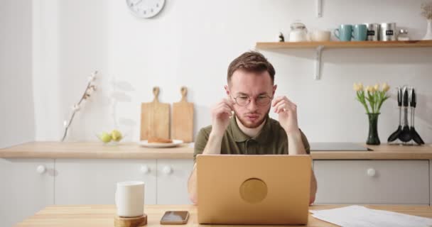 Homme fatigué travaillant sur ordinateur portable à la maison — Video