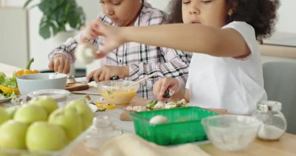 台所で食べ物を準備する民族の子供 — ストック動画