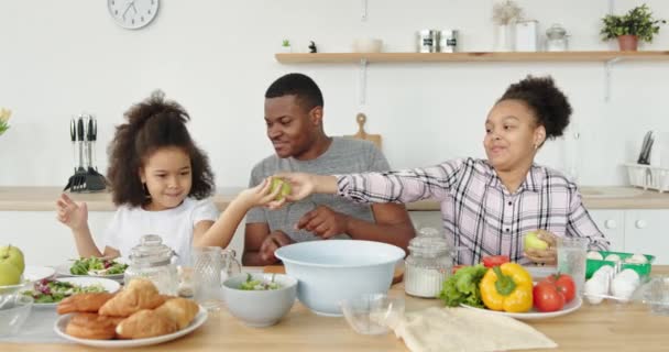 Vader en kinderen hebben plezier tijdens het koken in de keuken — Stockvideo