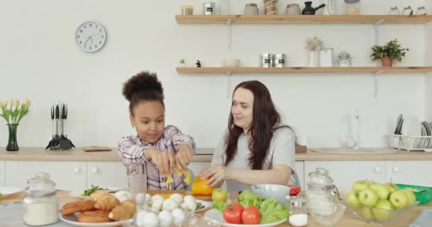 Aimer la cuisine multiraciale mère et fille ensemble — Video