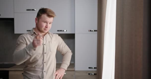 Friendly man conducting advertisement presentation in kitchen — Stock Video