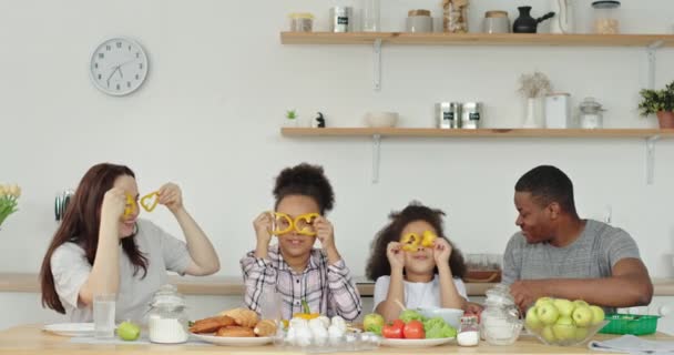 Счастливая смешанная семья веселится за кухонным столом — стоковое видео