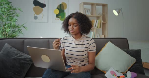 Schwere schwarze Frau arbeitet von zu Hause aus am Laptop — Stockvideo
