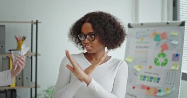Donna nera che sceglie stoviglie di carta ecologica — Video Stock