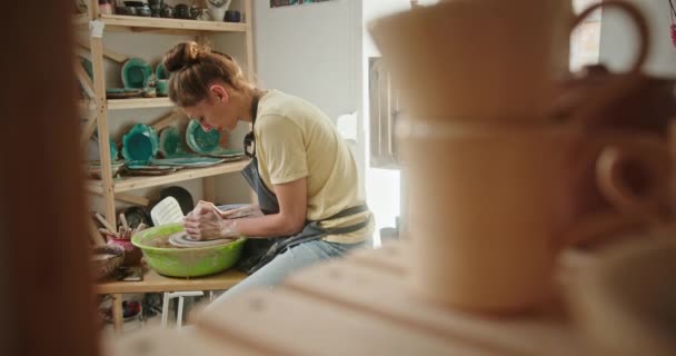 Vrouwelijke pottenbakker werkt in studio — Stockvideo