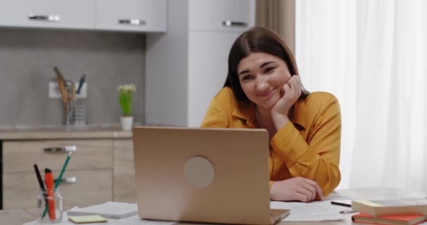 Szczęśliwa kobieta komunikuje się z chłopakiem za pośrednictwem czatu wideo na laptopie — Wideo stockowe