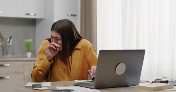 Unzufriedene Frau bekommt unangenehme Nachrichten auf Laptop — Stockvideo