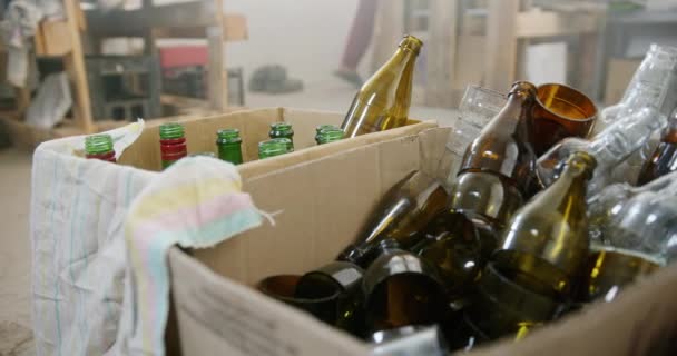 Коробки з пляшками біля анонімного майстра — стокове відео