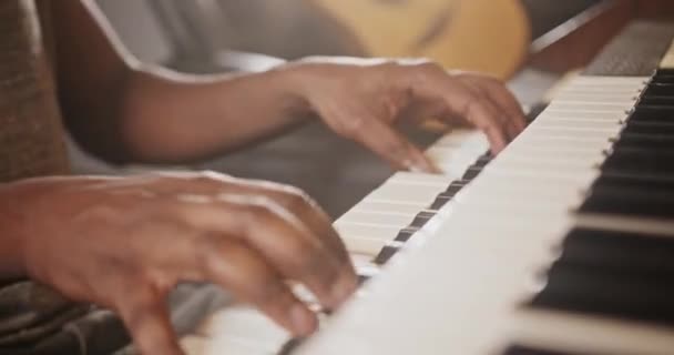 Музыкант играет на фортепиано в студии звукозаписи — стоковое видео