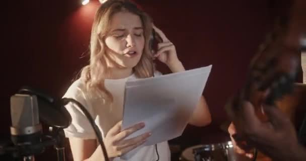Musiker nehmen Song im Studio auf — Stockvideo