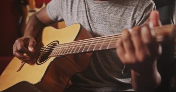Černý hudebník hrající na akustickou kytaru — Stock video