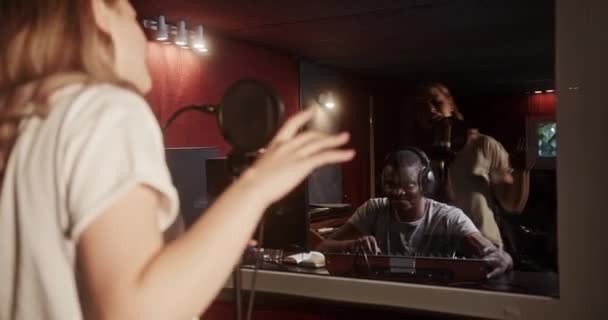 Hudebníci nahrávají píseň ve zvukovém studiu — Stock video