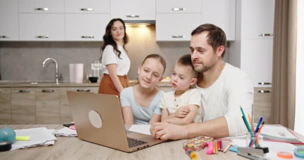 Familia feliz haciendo videollamada en la cocina — Vídeo de stock