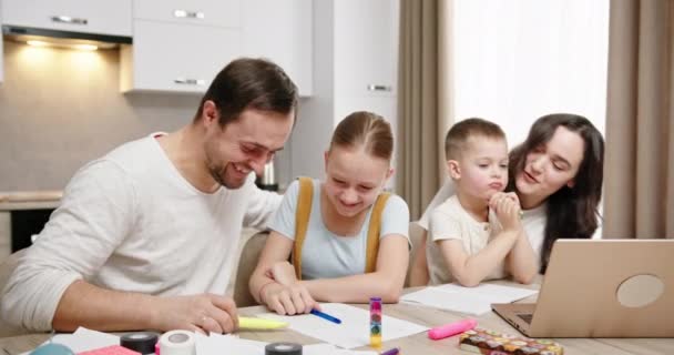 Famiglia allegra che fa i compiti insieme — Video Stock