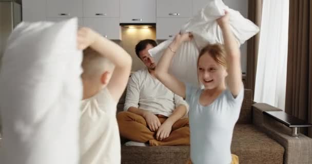 Copiii se joacă lângă tatăl obosit — Videoclip de stoc