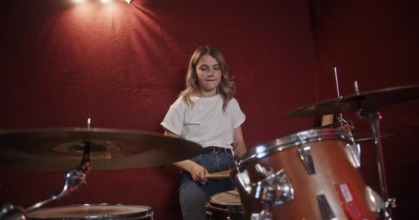 Mulher alegre tocando bateria no estúdio — Vídeo de Stock