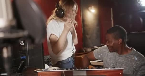 Veselí různí hudebníci nahrávají hudbu ve studiu — Stock video